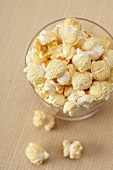 Popcorn in einem Glas