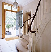 Treppe in der Eingangshalle eines englischen Wohnhauses