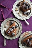 Schokoladenkuchen mit gefrorenen Brombeeren