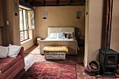 Wohnzimmer mit offenem Durchgang zum Schlafzimmer in einem ecuadorianischen Landhaus