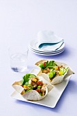 Gegrilltes Hähnchenfleisch mit Salat in Tortillaschälchen