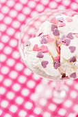 Vanilleeis mit pinken und lila Zuckerherzen