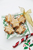 Star-shaped biscuits with cardamom and apricot glaze