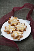 Star-shaped biscuits with cardamom and apricot glaze