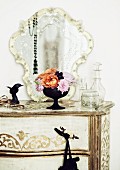 Antike Kommode mit romantischem Spiegel & Rosenstrauss aus orangefarbenen Blüten der Sorte Lady Emma Hamilton und rosafarbenen Blüten der Sorte Novalis