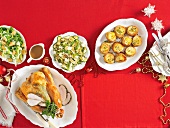 Putenbraten mit karamellisierten Orangensauce, Erbsensalat mit Croûtons, Kartoffel-Galettes, Zucchini mit Minze und Feta