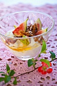 Yoghurt with fresh figs, walnuts and honey