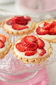 Tartlets with vanilla cream and strawberries