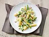 Rigatoni with bacon, asparagus and peas