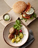 Fleischpflanzerl & Barbecue-Burger