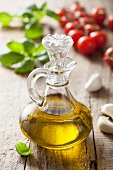 Olivenöl, Knoblauch, Basilikum und Tomaten
