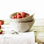Frische Erdbeeren in einer Keramikschale