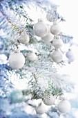 Weihnachtsbaum mit Kunstschnee und weißen Kugeln