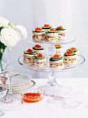 Mini-Sandwiches mit Krabbencocktail und Gurke