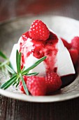 Fresh goat's cheese with raspberry sauce