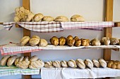 Verschiedene Brotsorten in einer ländlichen Bäckerei, Graubünden, Schweiz