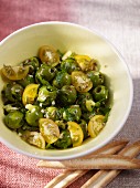 Salat mit grünen Oliven & gelben Cocktailtomaten