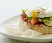 Toasted bread with ham and courgette, topped with a poached egg