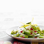 Japanischer Salat mit Avocado, Daikon-Rettich, Smoothie, Granaptapfelkernen und Sesam