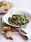 Chickpea salad with herbs and white bread