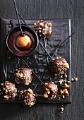 Cake pops with caramel brittle