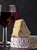 Camembert und ein Glas Rotwein