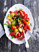 Tomatensalat mit Rucola (Aufsicht)