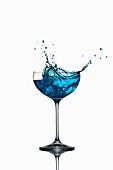 Blue Curacao spritzt aus dem Glas