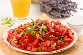 Tomatensalat mit Oliven, frischen Kräutern und Lauchzwiebeln
