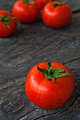 Tomaten auf Holzuntergrund
