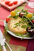 Quiche Lorraine mit Kirschtomaten und Rukola