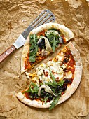 Pizza mit geschmortem Lammfleisch und Anchovis