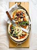Pizza mit geschmortem Lammfleisch und Anchovis