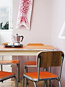 Original 60er Jahre Vintage Essplatz mit orangefarbenen Plastikoberflächen und Espressokanne in einem Frühstückstablett auf dem Tisch