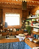 Blick in ländliche Holzküche mit Küchenutensilien & Lebensmitteln