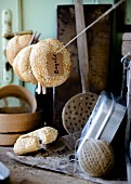 Sesambagel auf Leine hängend in rustikaler Küche