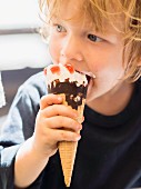 Kleiner Junge isst eine Eistüte