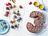 Cake Pops und Zahl-3-Kuchen für den Kindergeburtstag