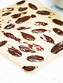 Minzblätter mit Schokoladenglasur als Tortenverzierung