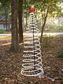 Spiralförmiger künstlicher Weihnachtsbaum im Garten