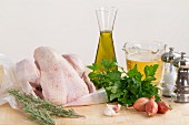 Frisches Huhn, Rosmarin, Petersilie, Olivenöl, Bier, Schalotten, Salz und Pfeffer