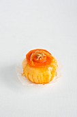 Sponge cake with carrots flambéed in orange liqueur and crystallised oranges