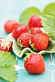 Frische Erdbeeren mit Blättern
