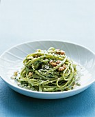 Spinach linguine with walnut sauce