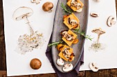 Crostini with mushrooms and cheddar