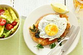 Kalbsschnitzel mit Spiegelei, Kopfsalat und Bier