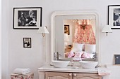 Bad Ensuite mit Waschtisch und zwei Waschschüsseln, im Wandspiegel spiegelt sich das romantische Doppelbett im Landhausstil