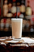 Ein Mezcal-Cocktail in einer Bar