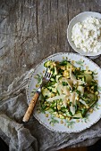 Zucchinistreifensalat mit Mais, Frühlingszwiebeln, Basilikum und Parmesan, als Beilage Ricotta