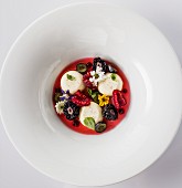 Pannacotta mit Beeren, Erdbeersauce und Essblüten